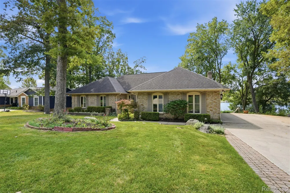 152 Overlake Lake Orion Village, MI 48362