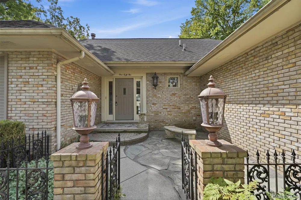152 Overlake Lake Orion Village, MI 48362