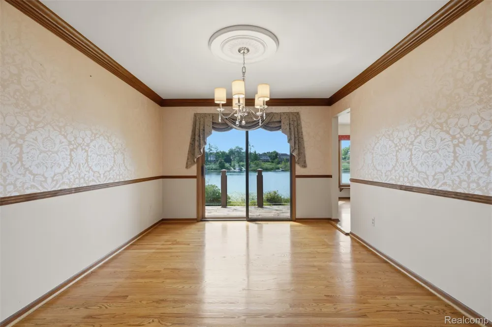 152 Overlake Lake Orion Village, MI 48362