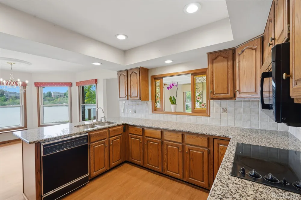 152 Overlake Lake Orion Village, MI 48362