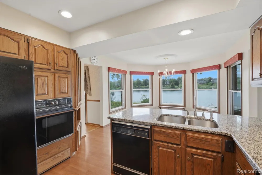 152 Overlake Lake Orion Village, MI 48362