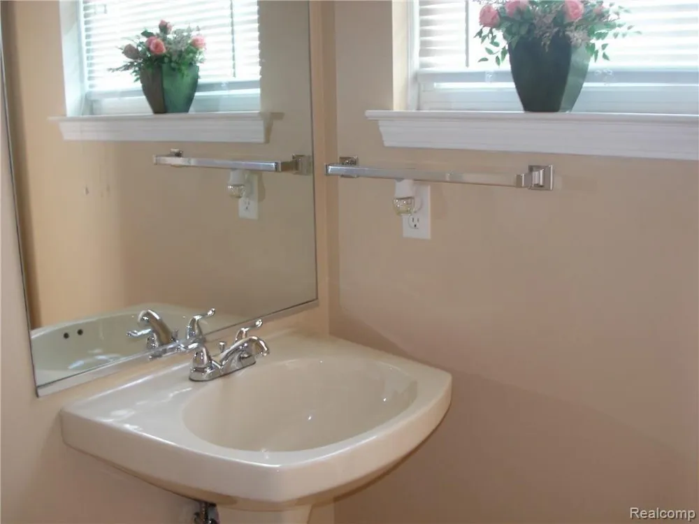 1782 SHEPHERDS Troy City, MI 48084