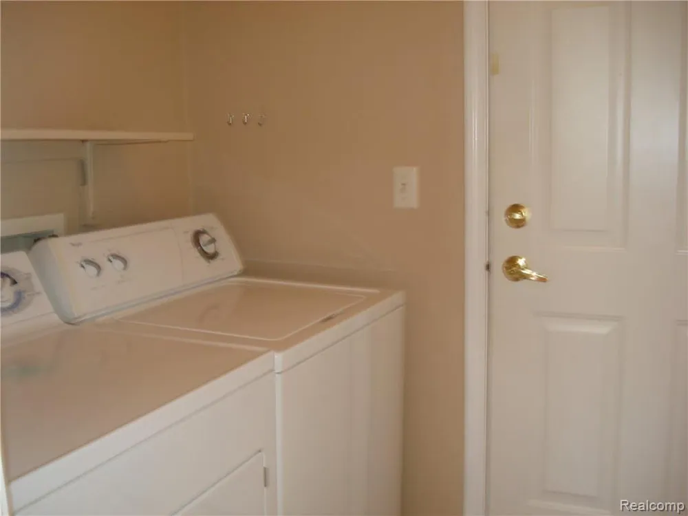 1782 SHEPHERDS Troy City, MI 48084
