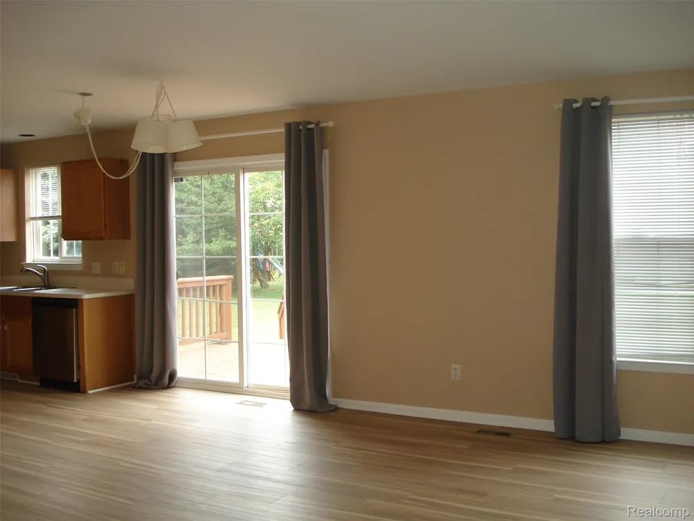 1782 SHEPHERDS Troy City, MI 48084