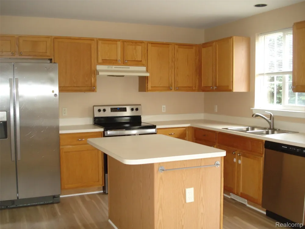 1782 SHEPHERDS Troy City, MI 48084
