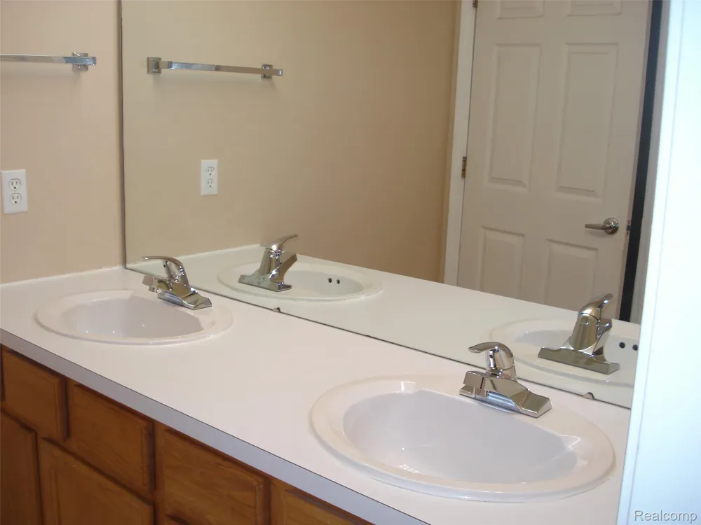 1782 SHEPHERDS Troy City, MI 48084