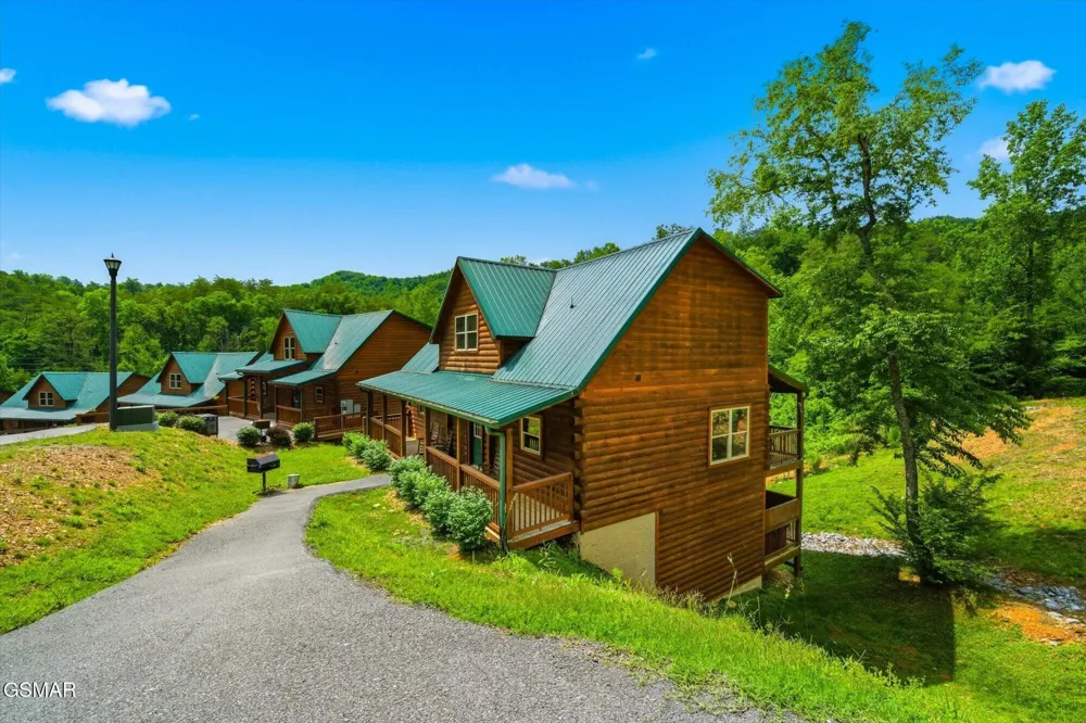 2933 Fiddlers Creek Way Pigeon Forge, TN 37863