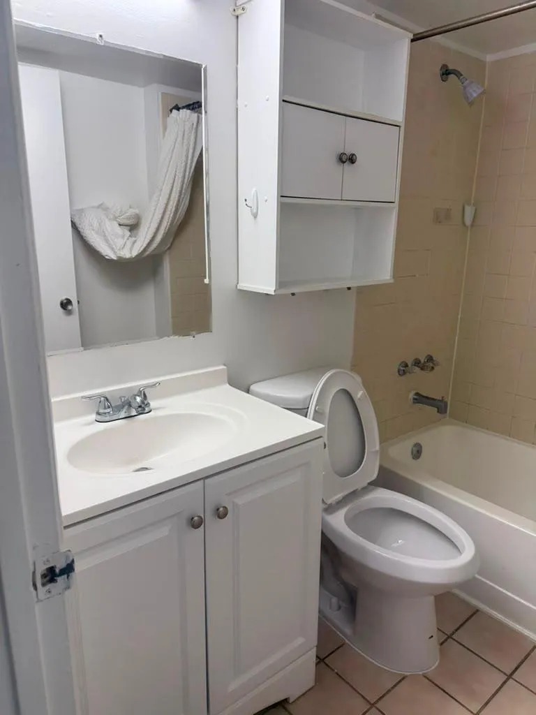 300 PALM CIRCLE W #204 Pembroke Pines, FL 33025