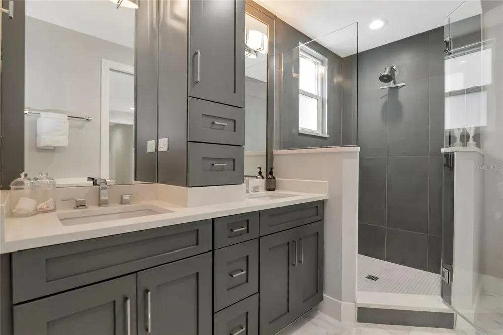 536 4TH AVENUE S #2A St Petersburg, FL 33701