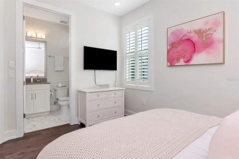 536 4TH AVENUE S #2A St Petersburg, FL 33701