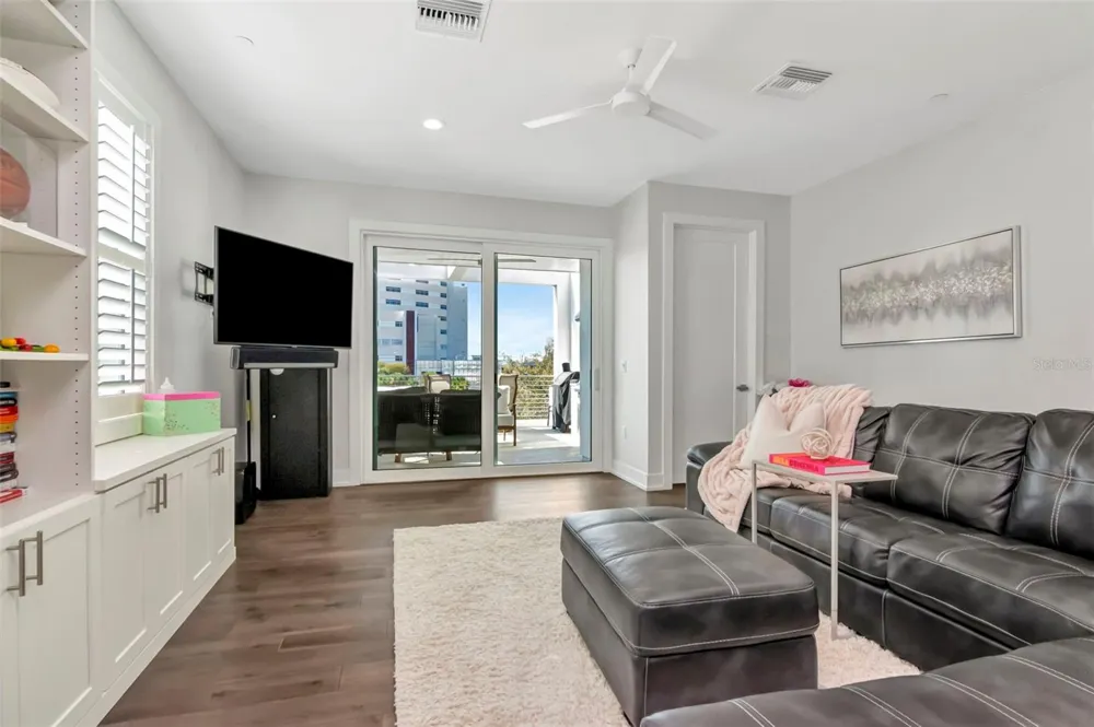 536 4TH AVENUE S #2A St Petersburg, FL 33701