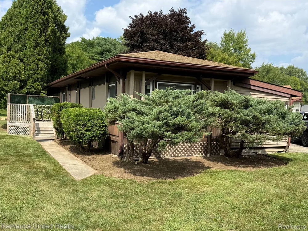 679 MENOMINEE DRIVE Genoa Township, MI 48843