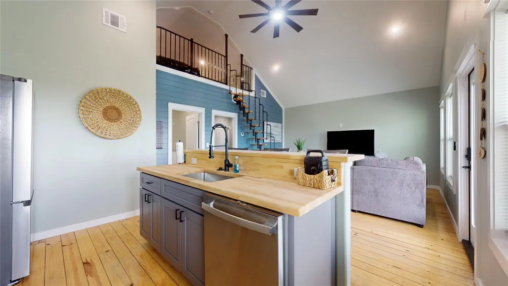 1062 Shady Lane Gilchrist, TX 77617