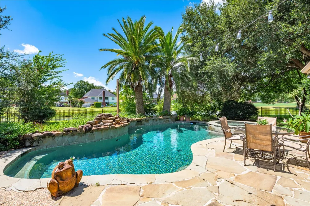 2207 Southern Hills Drive League City, TX 77573
