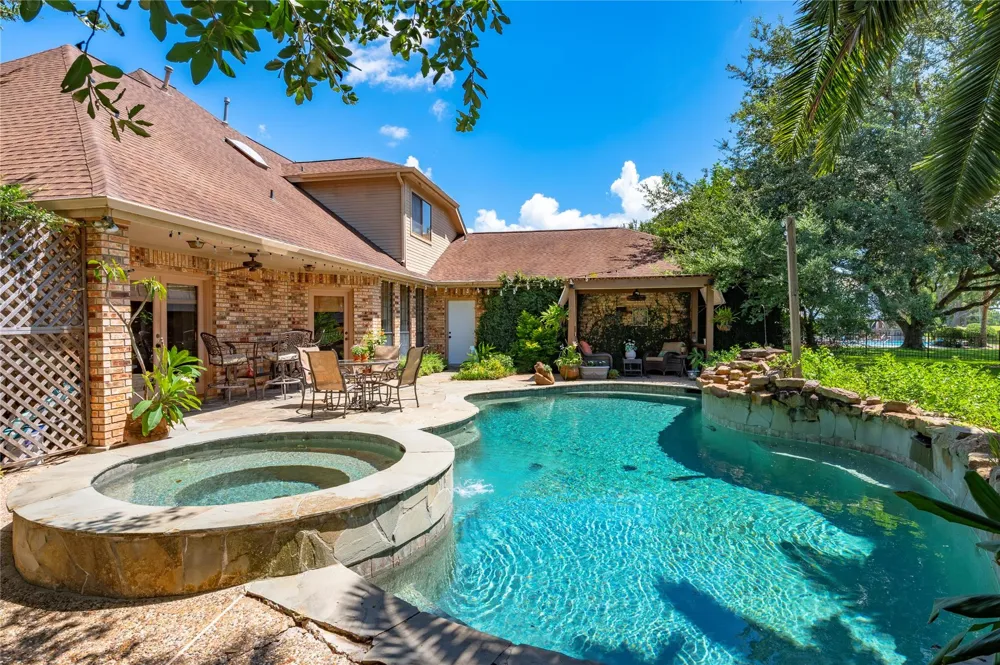 2207 Southern Hills Drive League City, TX 77573