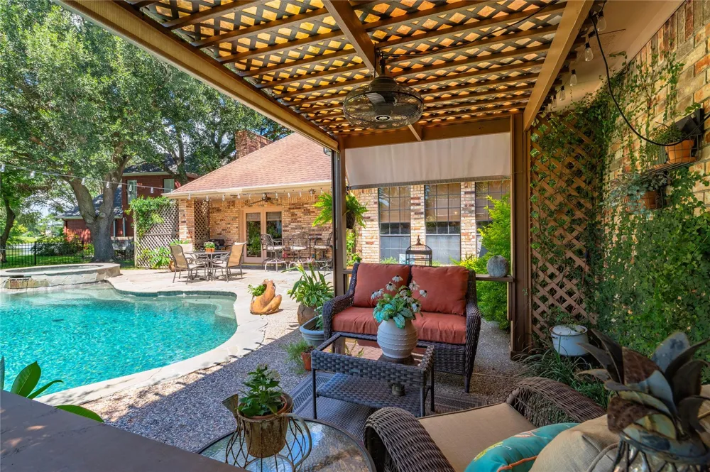 2207 Southern Hills Drive League City, TX 77573