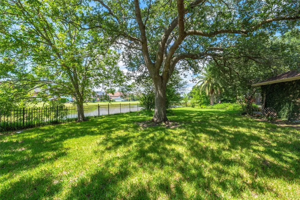 2207 Southern Hills Drive League City, TX 77573