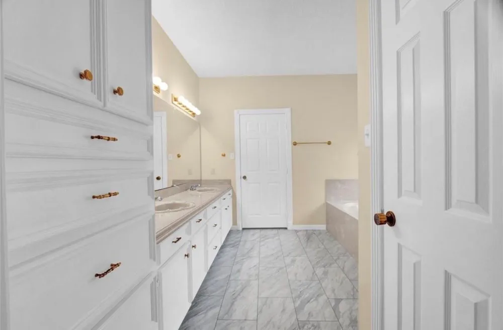 611 Hickory Street Tomball, TX 77375