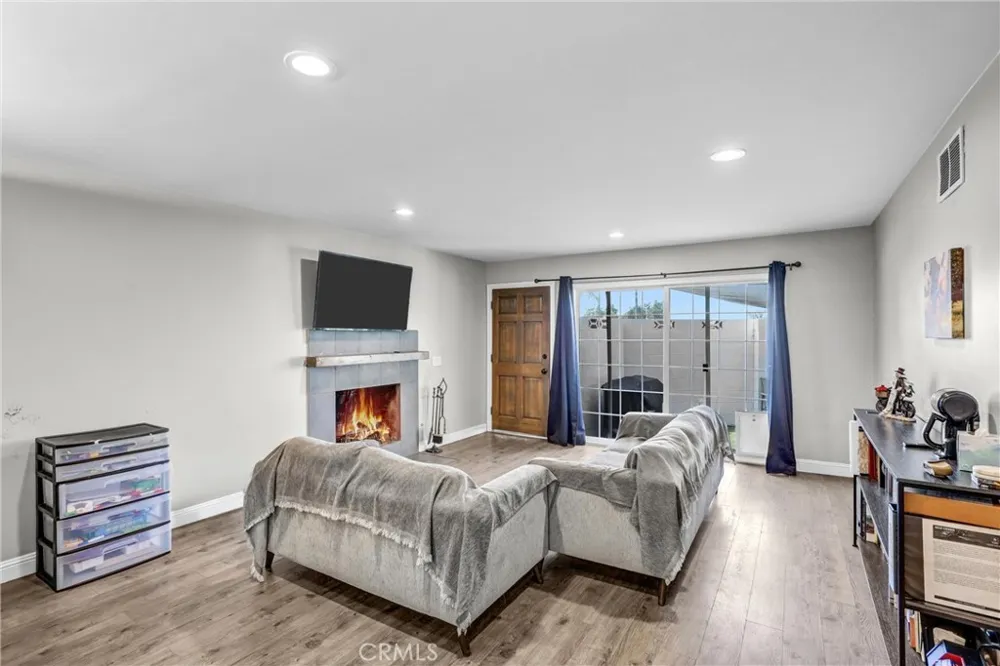679 S Indian Hill #B Claremont, CA 91711