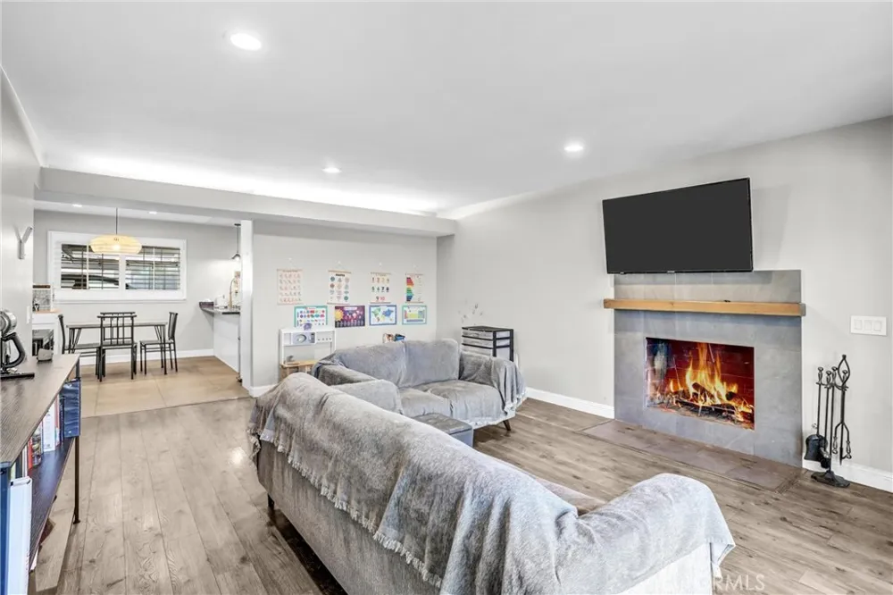 679 S Indian Hill #B Claremont, CA 91711
