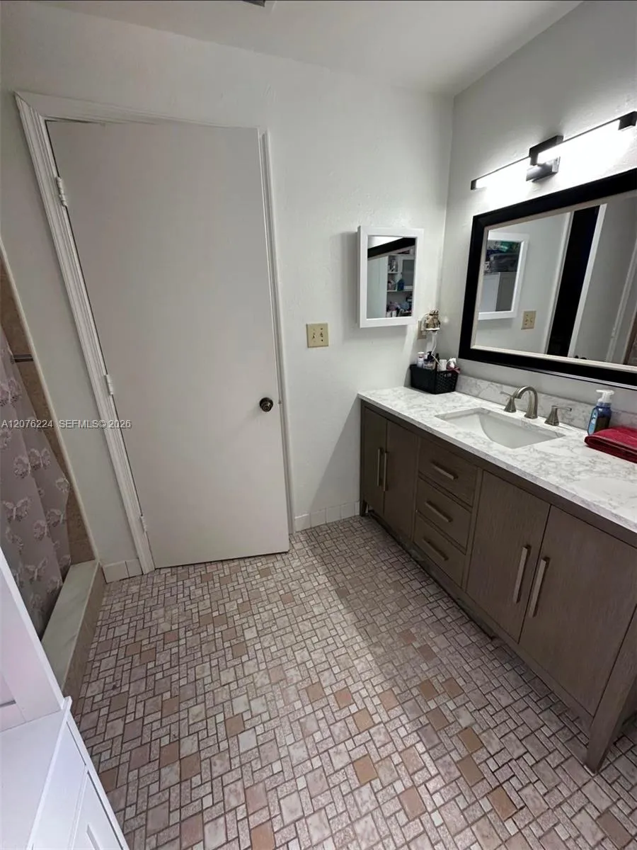 607 NW 42nd St Oakland Park, FL 33309