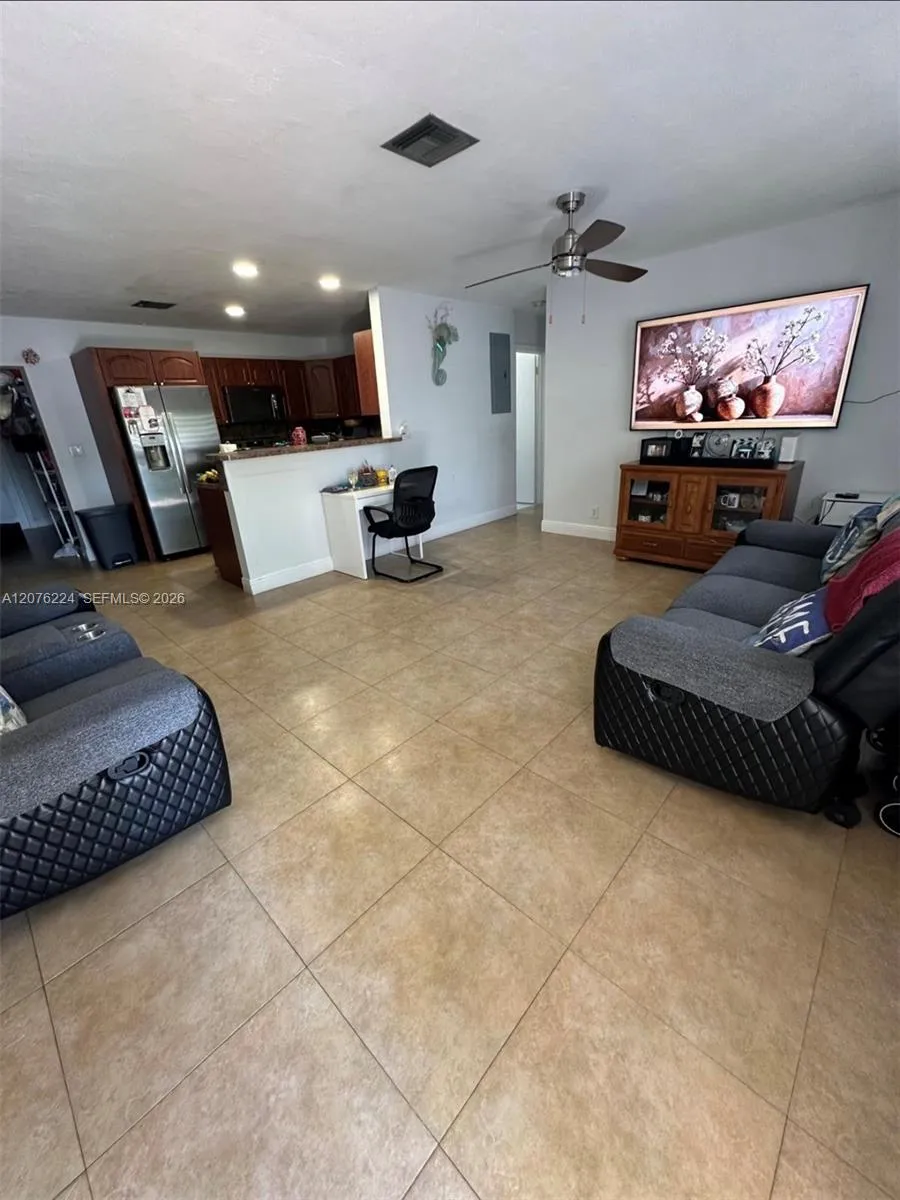 607 NW 42nd St Oakland Park, FL 33309