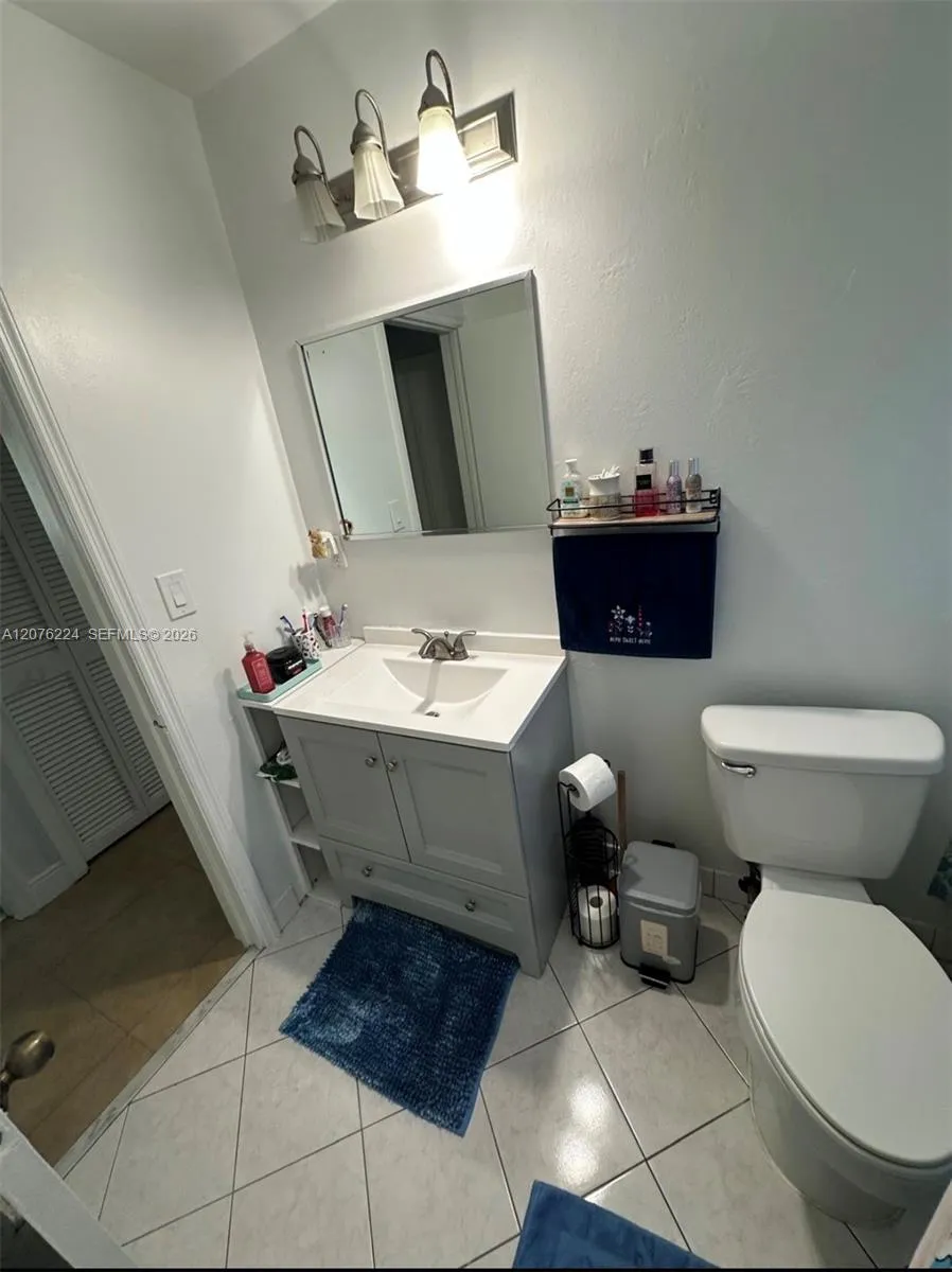 607 NW 42nd St Oakland Park, FL 33309