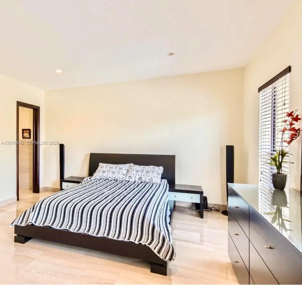 3864 NE 167th St #5 North Miami Beach, FL 33160