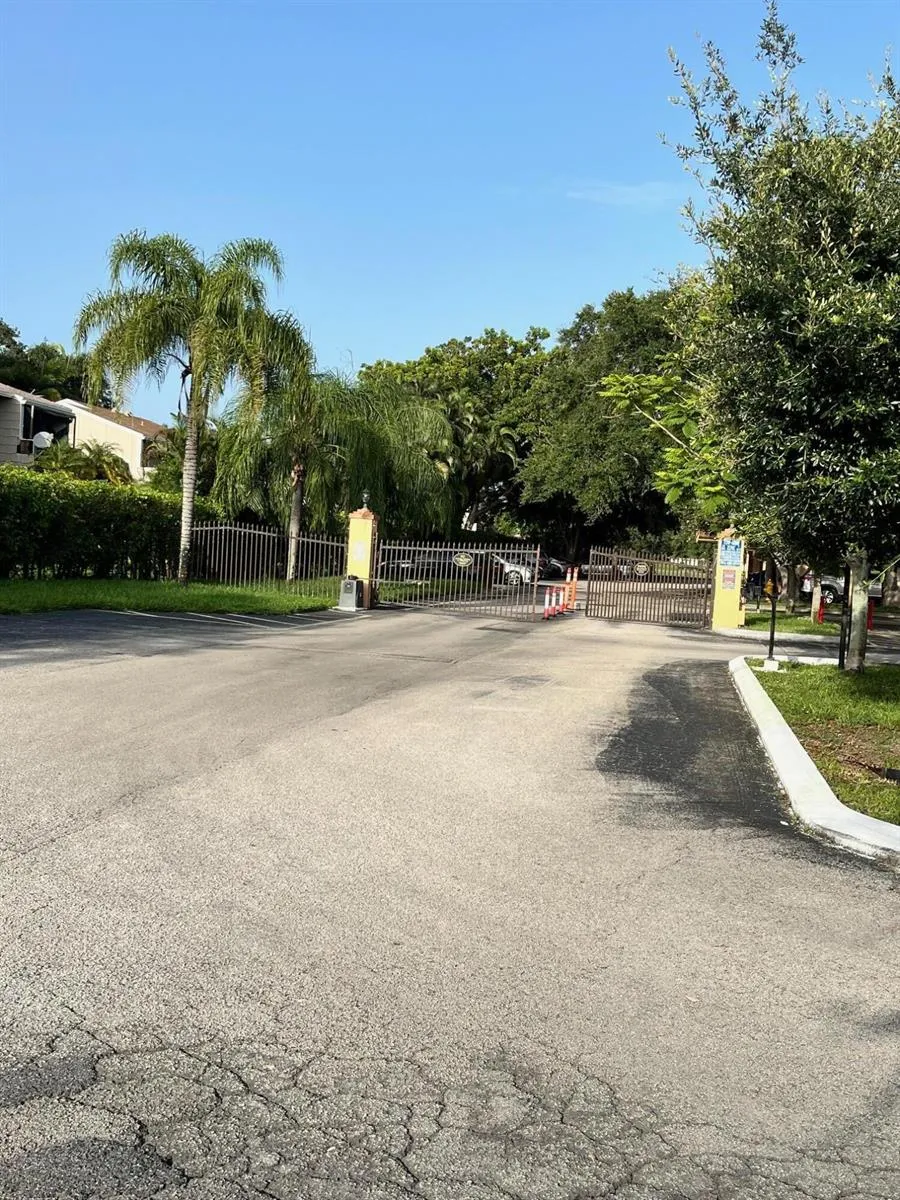 450 Commodore Drive #106 Plantation, FL 33325