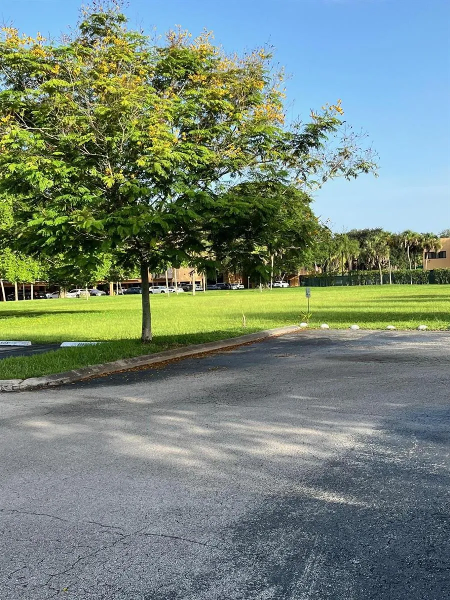 450 Commodore Drive #106 Plantation, FL 33325