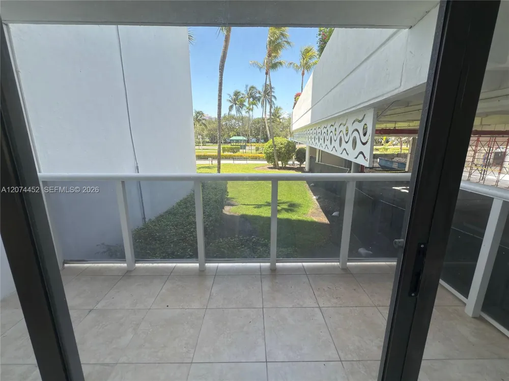 3675 Country Club Dr #109 Aventura, FL 33180
