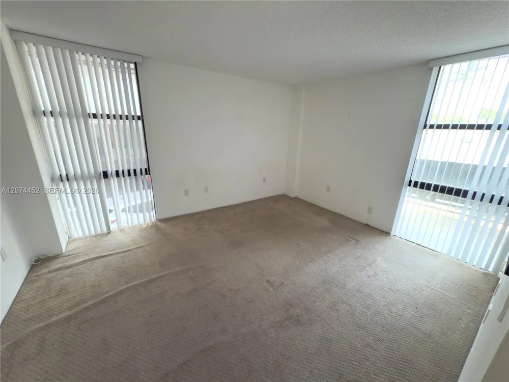 3675 Country Club Dr #109 Aventura, FL 33180