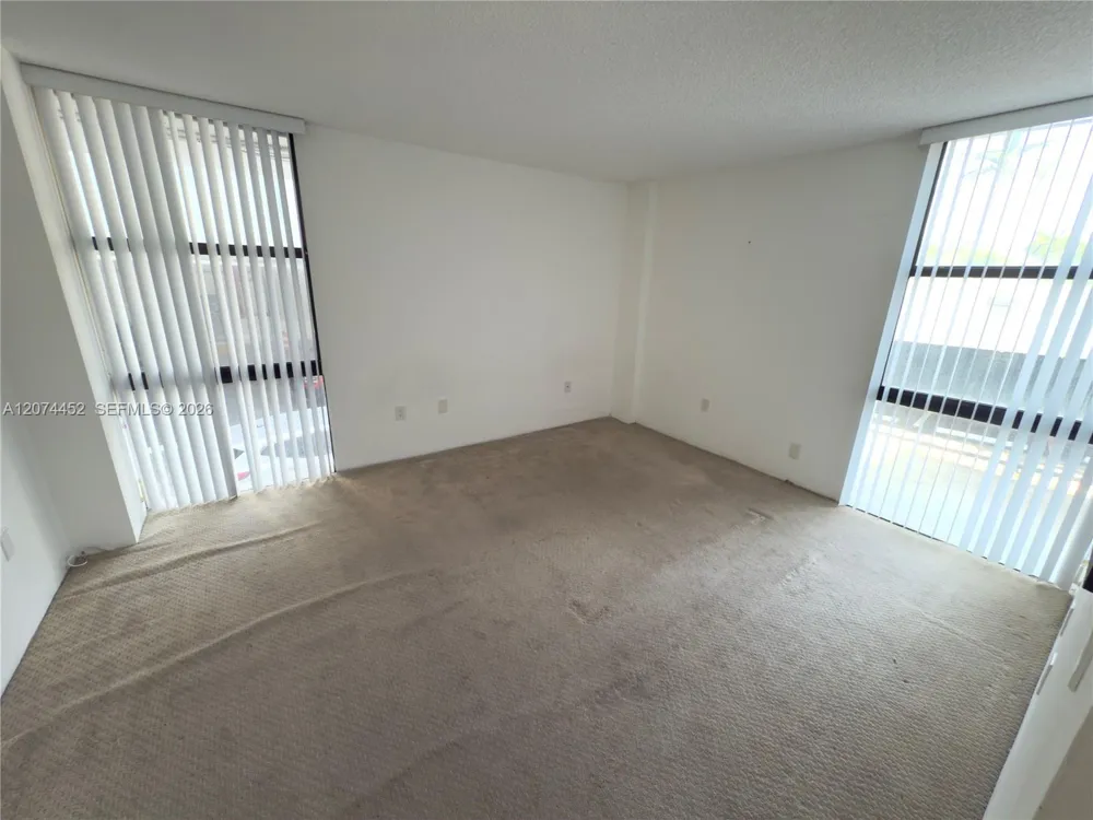 3675 Country Club Dr #109 Aventura, FL 33180