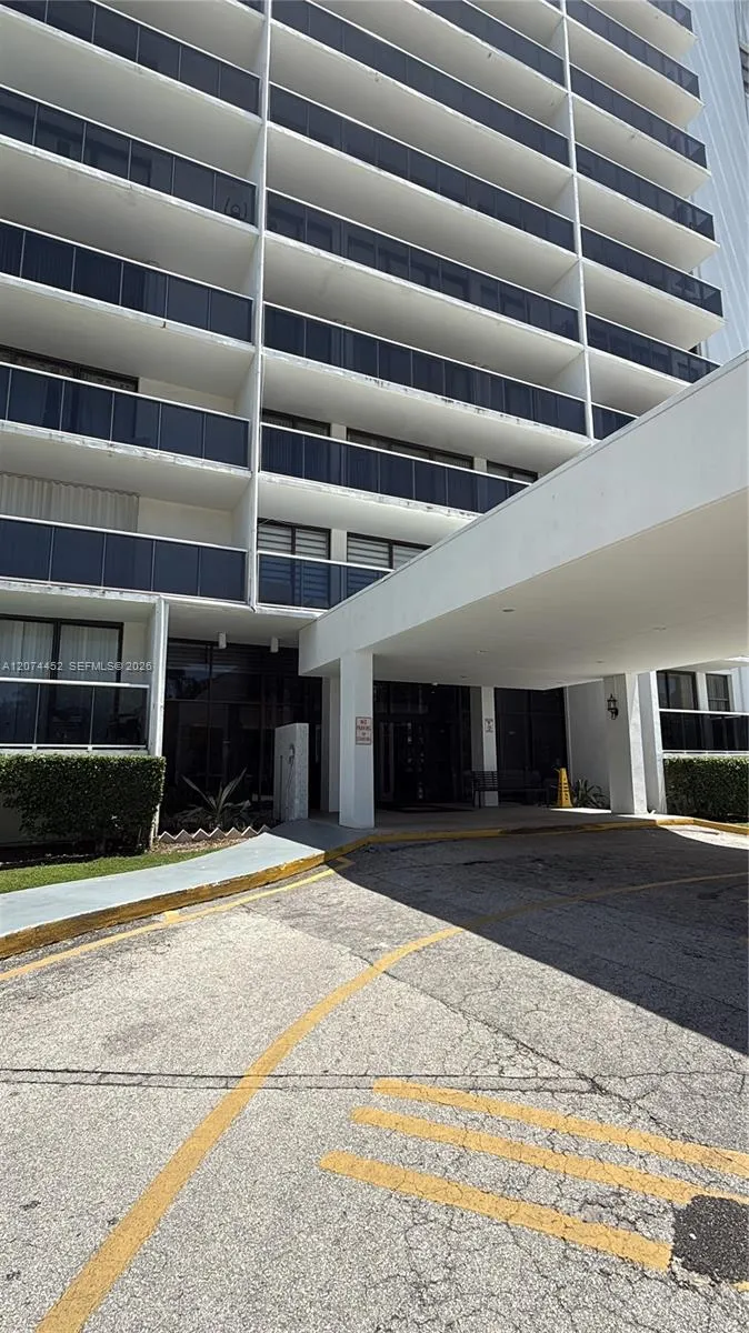 3675 Country Club Dr #109 Aventura, FL 33180
