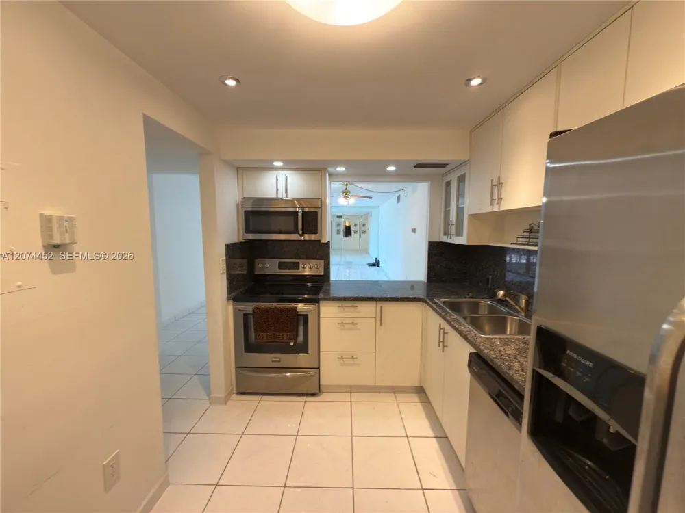 3675 Country Club Dr #109 Aventura, FL 33180