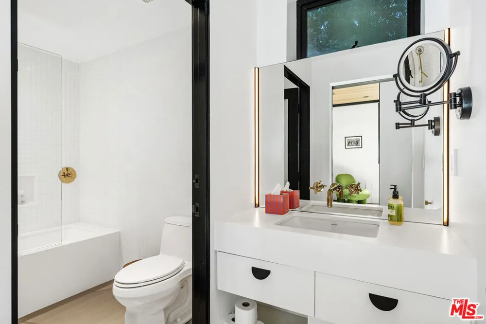 303 Windward Avenue Venice, CA 90291