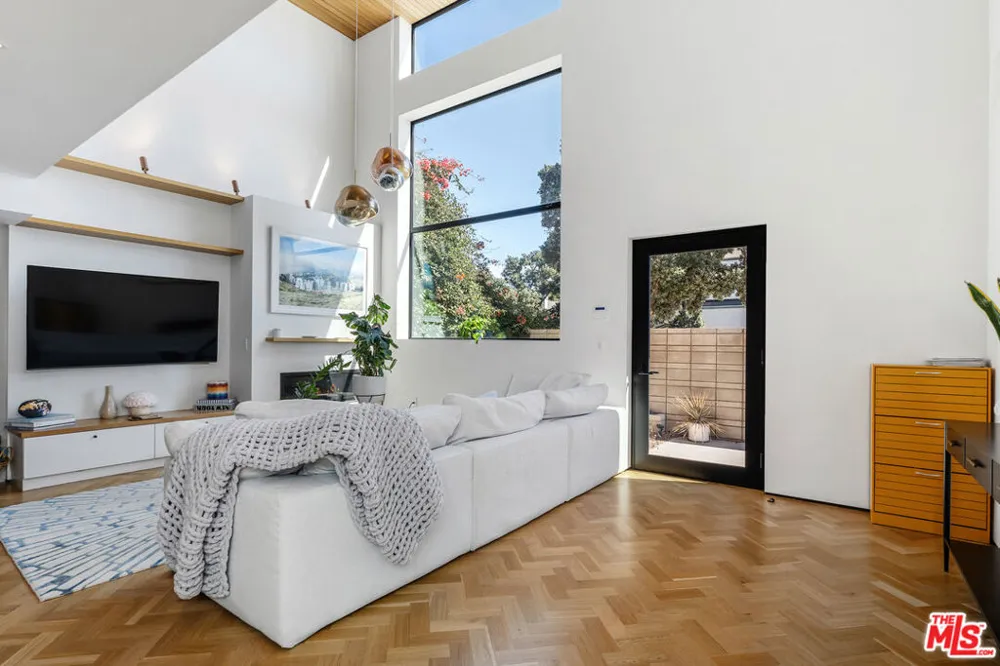 303 Windward Avenue Venice, CA 90291