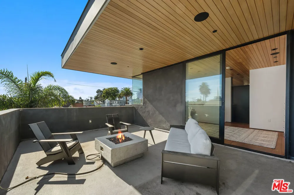 303 Windward Avenue Venice, CA 90291