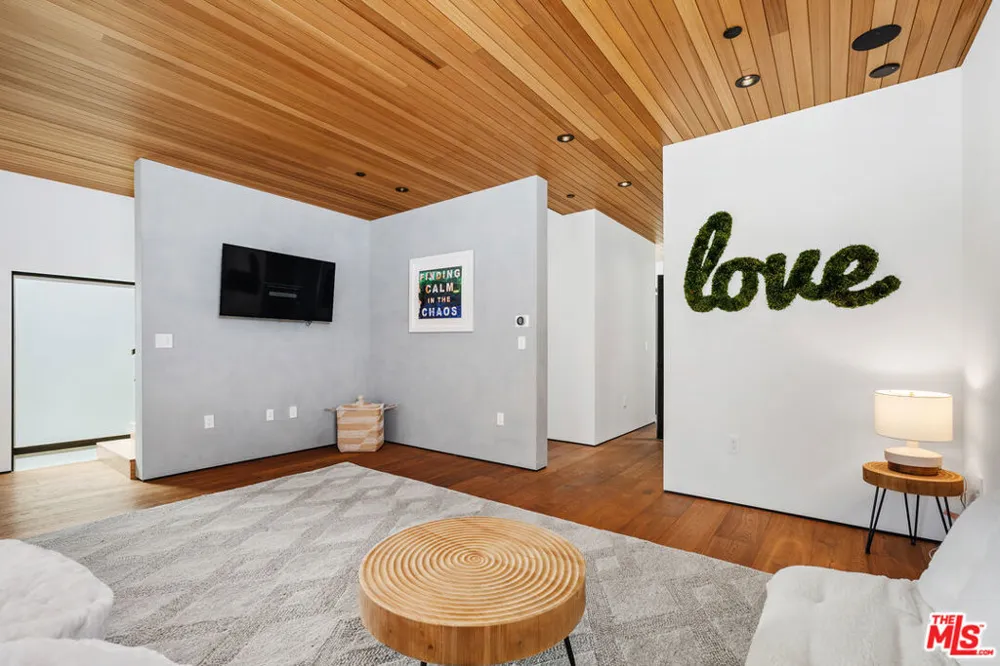 303 Windward Avenue Venice, CA 90291