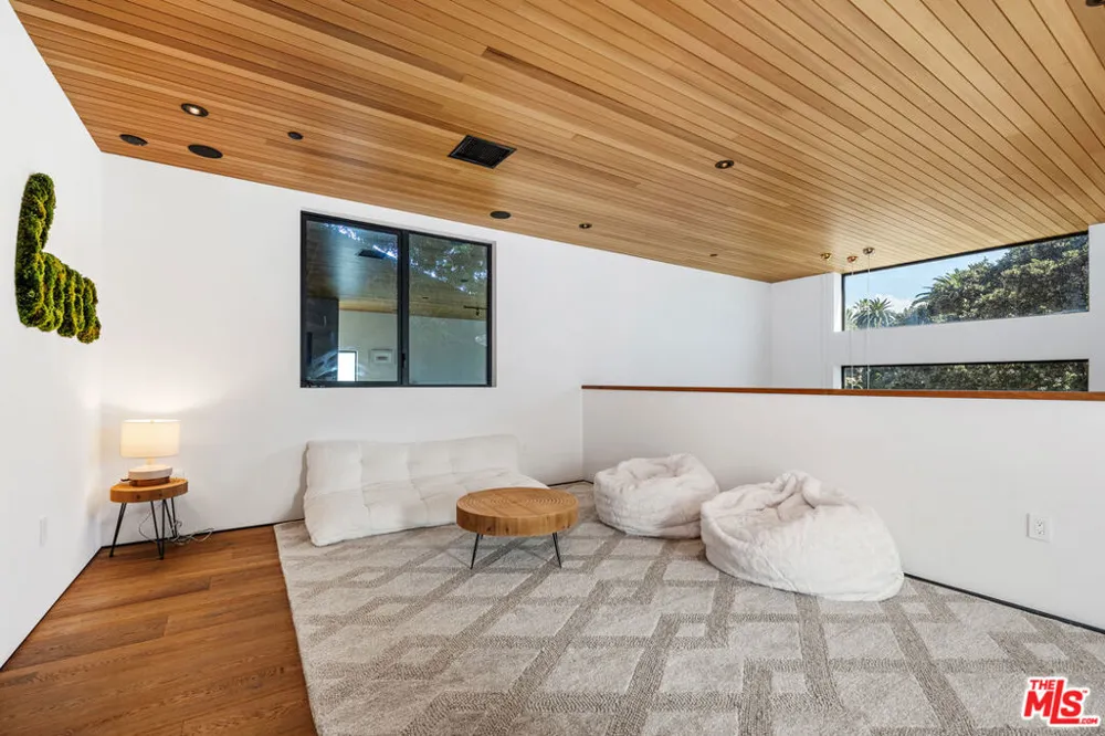 303 Windward Avenue Venice, CA 90291