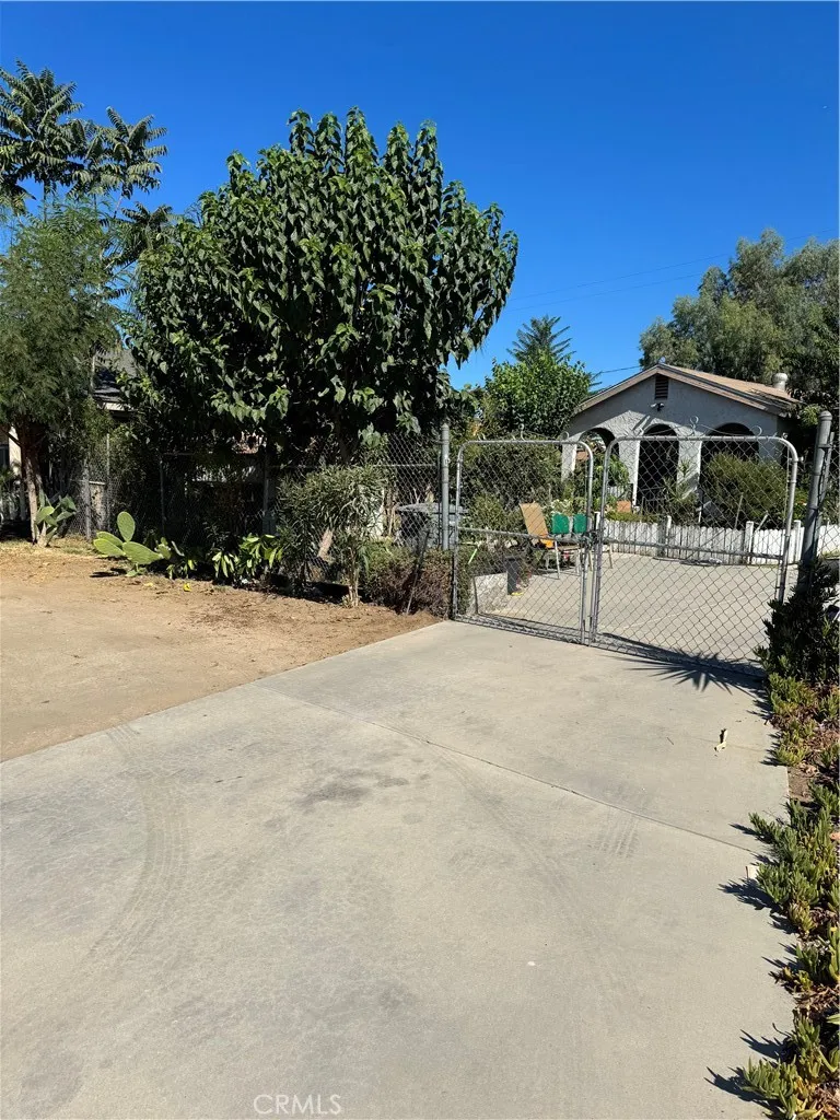174 E 11th Perris, CA 92570