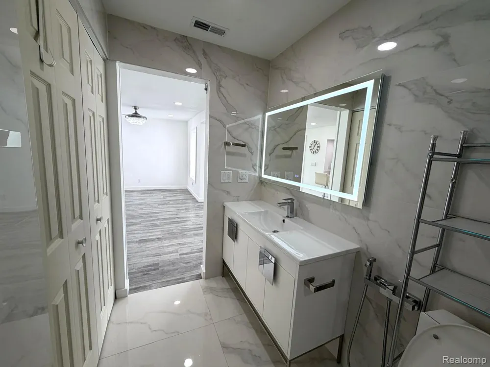 6180 E 5 Point Highway Hamlin Township, MI 48827