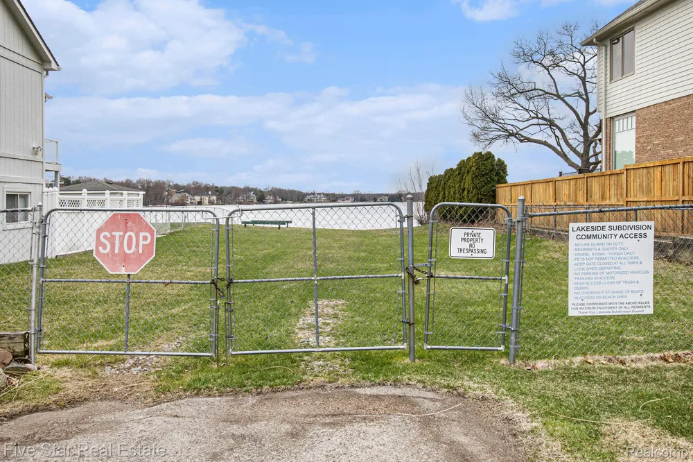 Dickert Street Commerce Charter Township, MI 48382