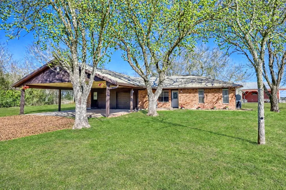 1055 Cr 214 Weimar, TX 78962