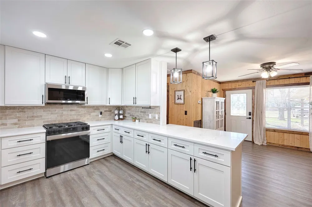 1055 Cr 214 Weimar, TX 78962