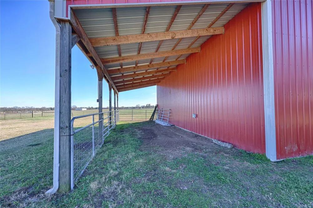 1055 Cr 214 Weimar, TX 78962