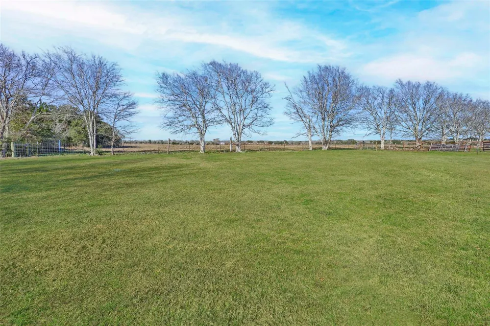 1055 Cr 214 Weimar, TX 78962