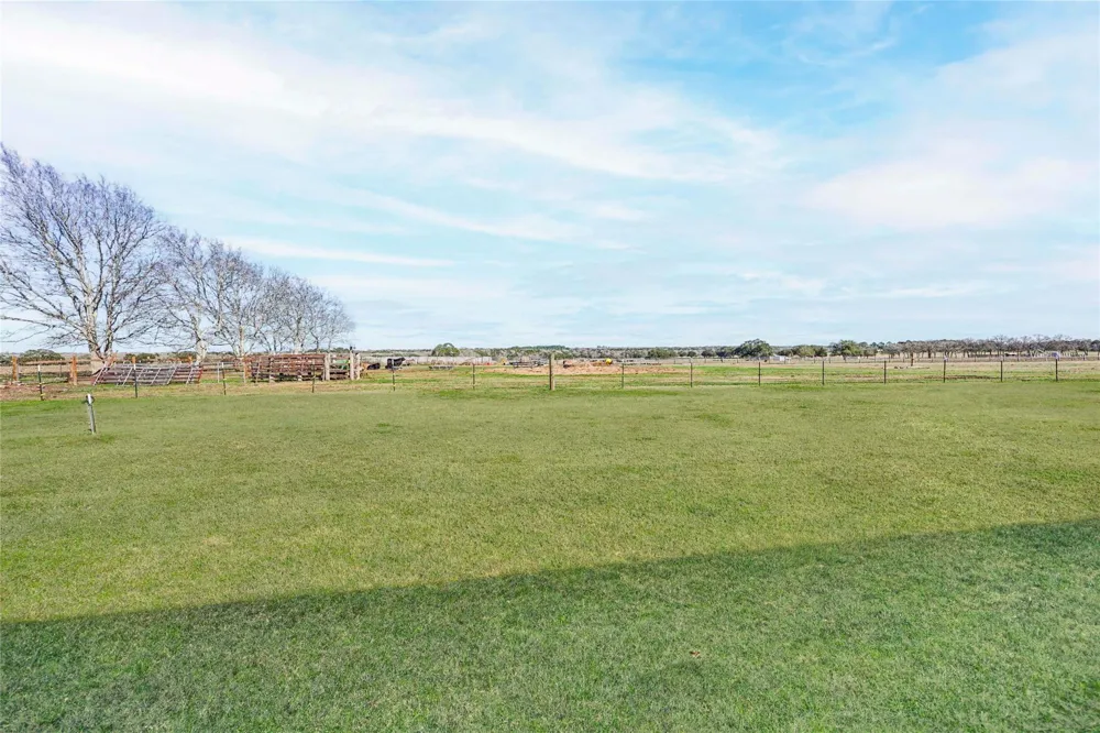 1055 Cr 214 Weimar, TX 78962