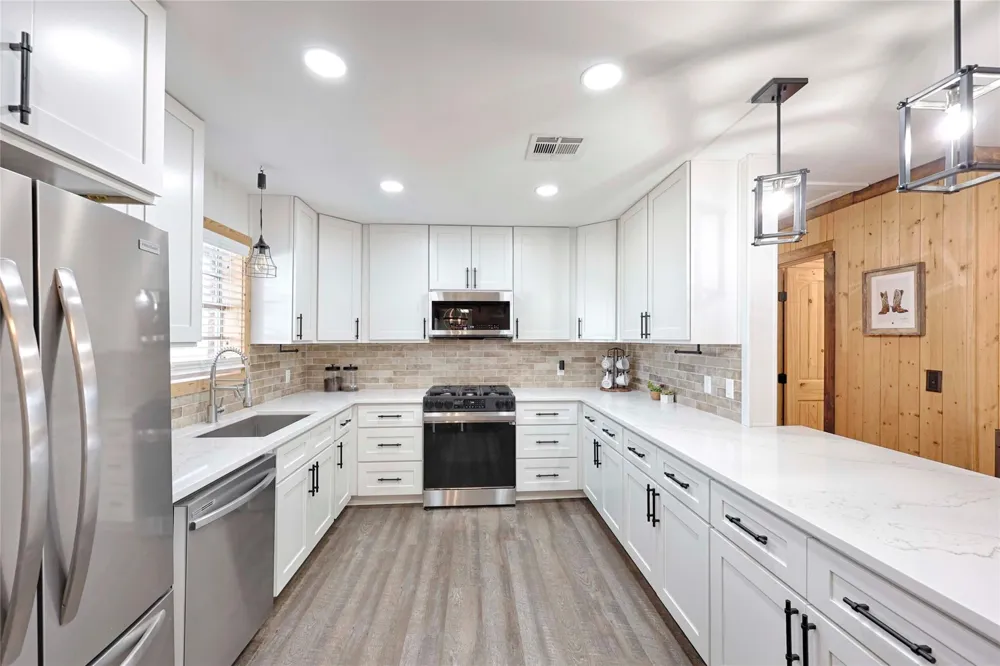 1055 Cr 214 Weimar, TX 78962