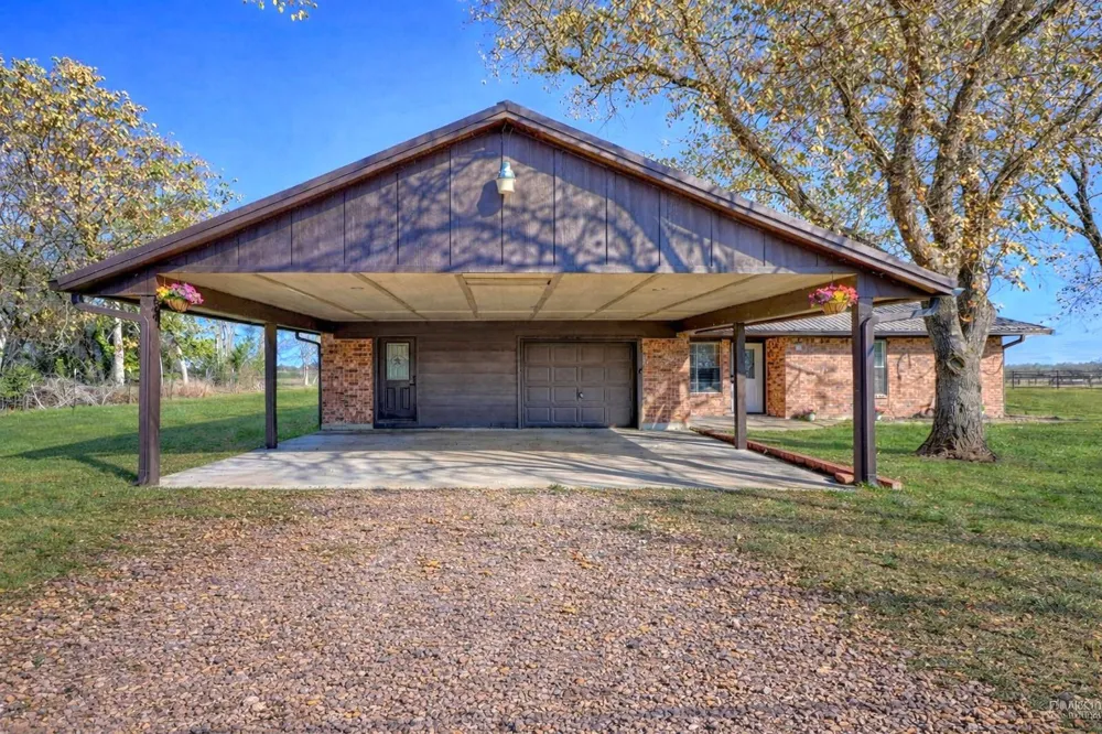 1055 Cr 214 Weimar, TX 78962